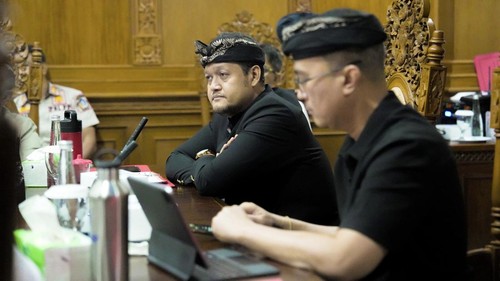 Wakil Bupati Badung, Bagus Alit Sucipta (kiri), saat memimpin rapat terkait recana pembentukan Tim Terpadu Optimalisasi Pendapatan Pajak Daerah, Kamis (10/4/2025).