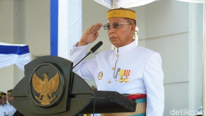 Wali Kota Bima, A Rahman memimpin upacara HUT ke-23 Kota Bima, di halaman kantor Pemkot Bima, Kamis, (10/4/2025).