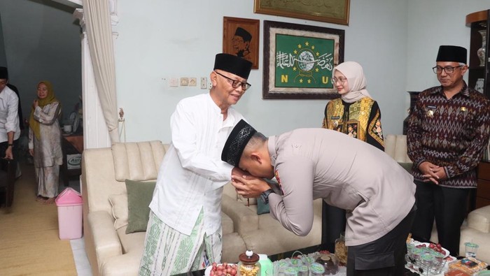 Wali Kota Kediri Vinanda Prameswati bersama Kapolres silaturahmi ke ulama.