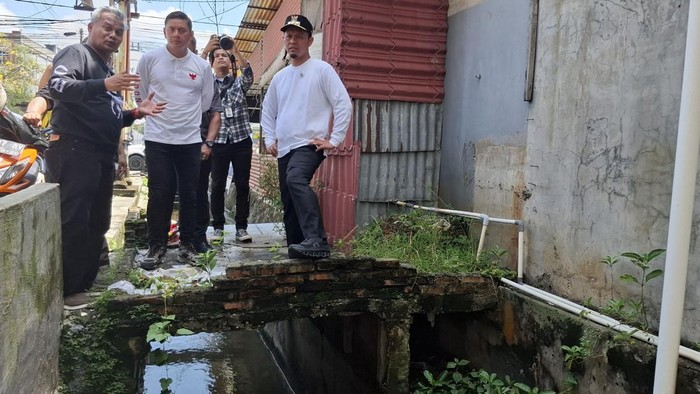Wali Kota Pekanbaru, Agung Nugroho mengecek jalur rawan banjir. (Dok Pemkot Pekanbaru)