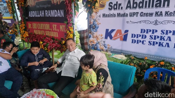 Walkot Eri Cahyadi saat mengunjungi ruma duka asisten masinis KAI yang meninggal kecelakaan di Gresik.