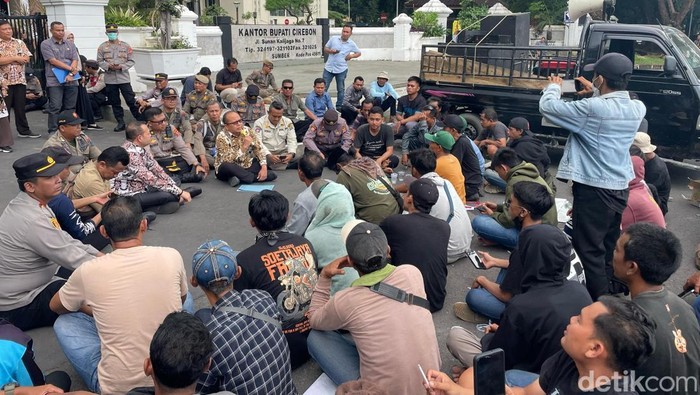 Warga Desa Hukubanteng saat geruduk Kantor Bupati Cirebon