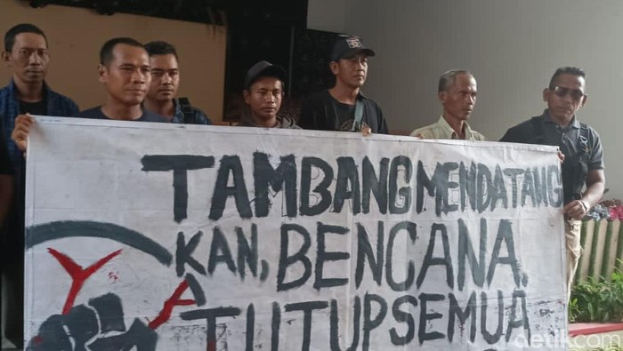 Warga mendatangi gedung DPRD Pati menuntut agar tambang di Sukolilo yang tidak berizin supaya ditutup, Kamis (10/4/2025).