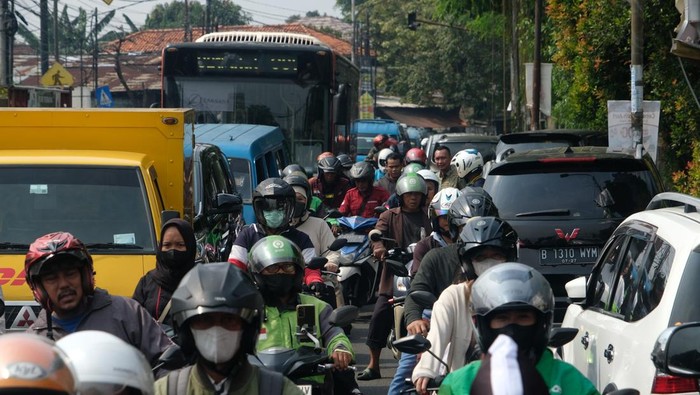 Warga Serbu Samsat, Lalin Jalan RE Martadinata Ciputat Macet Lalu-lintas Jalan RE Martadinata, Ciputat, Tangsel, macet pagi ini. Kemacetan disebabkan antrean warga yang masuk Samsat Ciputat.