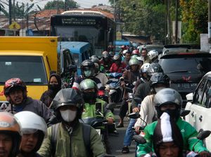 Warga Serbu Samsat, Lalin Jalan RE Martadinata Ciputat Macet