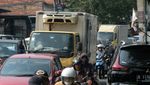 Warga Serbu Samsat, Lalin Jalan RE Martadinata Ciputat Macet