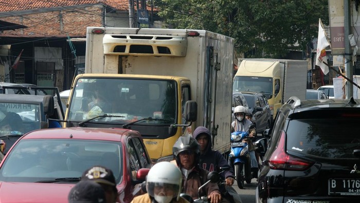 Lalu-lintas Jalan RE Martadinata, Ciputat, Tangsel, macet pagi ini. Kemacetan disebabkan antrean warga yang masuk Samsat Ciputat.