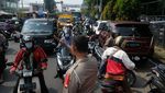 Warga Serbu Samsat, Lalin Jalan RE Martadinata Ciputat Macet
