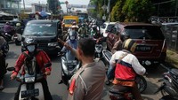 Polisi mengatur lalin agar terurai.  