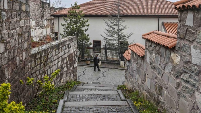 Wisata Ankara Kastil di Turki Wisatawan mengunjungi Ankara Kastil di Bukit Ankarayama, Ankara, Turki, Rabu (9/4/2025). Ankara Kastil adalah benteng yang dibangun pada abad ke-7 SM oleh bangsa Frigia dan dibangun kembali tahun 278 SM oleh bangsa Galatia dan menjadi salah satu destinasi wisata di Ankara, Turki. ANTARA FOTO/Galih Pradipta/tom.