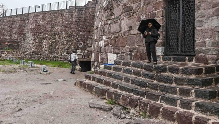 Wisatawan mengunjungi Ankara Kastil di Bukit Ankarayama, Ankara, Turki, Rabu (9/4/2025). Ankara Kastil adalah benteng yang dibangun pada abad ke-7 SM oleh bangsa Frigia dan dibangun kembali tahun 278 SM oleh bangsa Galatia dan menjadi salah satu destinasi wisata di Ankara, Turki. ANTARA FOTO/Galih Pradipta/tom.