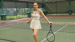 7 Gaya Wulan Guritno Main Tenis, Sporty Abis! 7 Gaya Wulan Guritno Main Tenis, Sporty Abis!