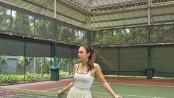 7 Gaya Wulan Guritno Main Tenis, Sporty Abis!