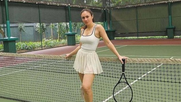 7 Gaya Wulan Guritno Main Tenis, Sporty Abis!