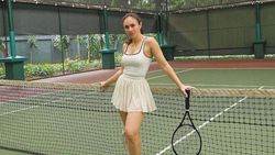 7 Gaya Wulan Guritno Main Tenis, Sporty Abis! 7 Gaya Wulan Guritno Main Tenis, Sporty Abis!