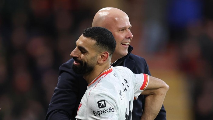 BOURNEMOUTH, ENGLAND - FEBRUARY 01: Arne Slot Manager of Liverpool celebrates with Mohamed Salah during the Premier League match between AFC Bournemouth and Liverpool FC at Vitality Stadium on February 01, 2025 in Bournemouth, England. (Photo by Catherine Ivill - AMA/Getty Images)