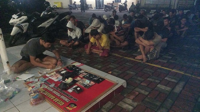 41 terduga penyalahguna narkoba saat ditangkap di Kelurahan Karang Bagu, Kecamatan Selaparang, Mataram, Kamis (10/4/2025) malam. (Dok. Polresta Mataram)