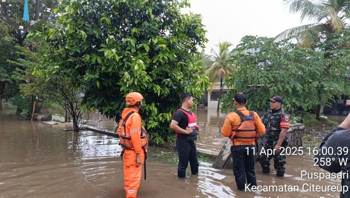 Air sungai di wilayah Citeureup meluap sore ini (dok.istimewa)