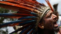 Masyarakat adat Brasil berdemo untuk untuk menuntut penetapan batas tanah dan mempertahankan hak budaya mereka.  