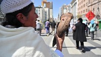 Anggota Konfederasi Pekerja Daging Nasional Bolivia berbaris di La Paz, memprotes inflasi dan menuntut pertemuan dengan Presiden Luis Arce. Para pengunjuk rasa menolak undangan untuk bertemu dengan pejabat lain, mengkritik Menteri Pedesaan dan Pembangunan Lahan, Yamil Flores, atas pernyataannya yang mengklaim bahwa mereka memperoleh keuntungan hingga 20 boliviano, demikian dilaporkan media Bolivia.  