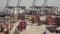 Penerapan tarif baru oleh pemerintahan Trump tidak hanya akan meningkatkan harga barang, tetapi juga memaksa importir untuk mengubah strategi pengadaan mereka.