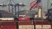 Volume peti kemas di Pelabuhan Los Angeles, pelabuhan tersibuk di Amerika Serikat, diperkirakan akan mengalami penurunan signifikan pada paruh kedua tahun ini (H2 2025). Penurunan ini dipicu oleh kebijakan pemerintah AS yang menaikkan tarif impor timbal balik (reciprocal tariff).