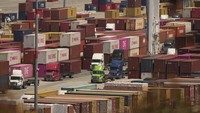 Truk menunggu untuk memuat kontainer pengiriman di Pelabuhan Los Angeles, Amerika Serikat, Rabu (9/4/2025).