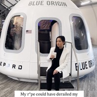 “Aku tidak pernah berniat menjadi aktivis. Aku hanya ingin jadi astronot. Tapi pada akhirnya, aku menyadari tidak ada orang lain yang akan menuliskan hak-hakku jika bukan aku sendiri,” ujar Amanda dalam wawancara dengan TIME. Foto: dok. Instagram @amandangocnguyen