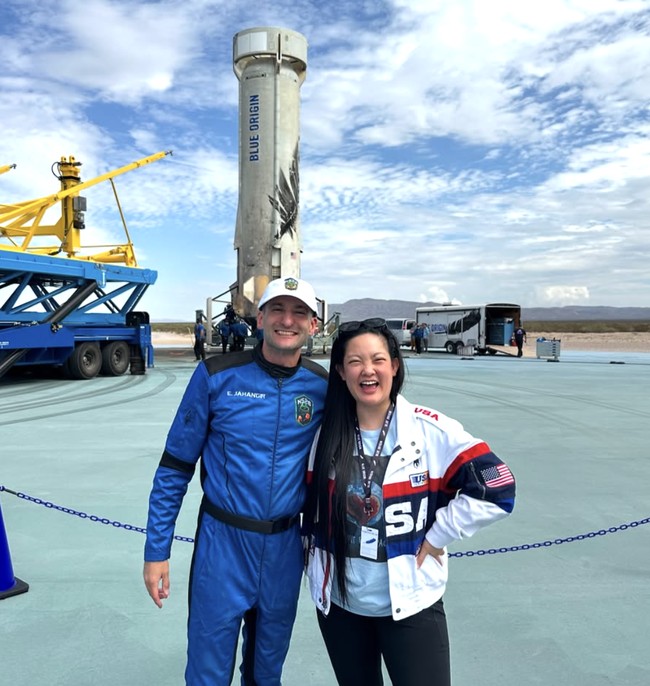 Meski dikenal sebagai pejuang hak-hak perempuan, Amanda sebenarnya menyimpan impian yang sangat berbeda sejak kecil, yakni menjadi astronot. Ketertarikannya pada luar angkasa bukan kebetulan. “Orangtuaku sampai ke Amerika dengan kapal yang dinavigasi menggunakan bintang-bintang. Jadi bagi kami, bintang bukan hanya mitos, tapi jalan hidup,” tuturnya kepada Tuoi Tre News. Foto: dok. Instagram @amandangocnguyen