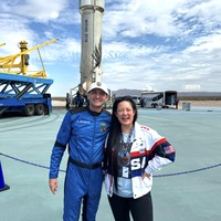 Meski dikenal sebagai pejuang hak-hak perempuan, Amanda sebenarnya menyimpan impian yang sangat berbeda sejak kecil, yakni menjadi astronot. Ketertarikannya pada luar angkasa bukan kebetulan. “Orangtuaku sampai ke Amerika dengan kapal yang dinavigasi menggunakan bintang-bintang. Jadi bagi kami, bintang bukan hanya mitos, tapi jalan hidup,” tuturnya kepada Tuoi Tre News. Foto: dok. Instagram @amandangocnguyen