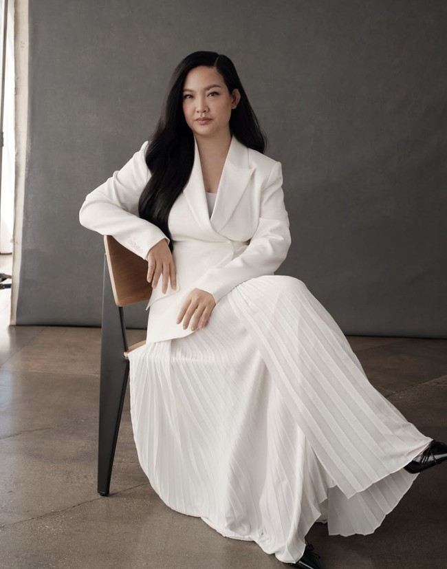 Amanda Nguyen dikenal luas karena keberhasilannya memperjuangkan ‘Sexual Assault Survivors Rights Act’, undang-undang yang memberikan hak-hak dasar bagi penyintas kekerasan seksual di Amerika Serikat. Undang-undang ini disahkan secara bulat oleh Kongres AS, dan menginspirasi resolusi serupa di tingkat Perserikatan Bangsa-Bangsa pada tahun 2022. Foto: dok. Elle.