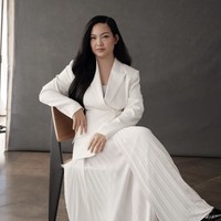 Amanda Nguyen dikenal luas karena keberhasilannya memperjuangkan ‘Sexual Assault Survivors Rights Act’, undang-undang yang memberikan hak-hak dasar bagi penyintas kekerasan seksual di Amerika Serikat. Undang-undang ini disahkan secara bulat oleh Kongres AS, dan menginspirasi resolusi serupa di tingkat Perserikatan Bangsa-Bangsa pada tahun 2022. Foto: dok. Elle.