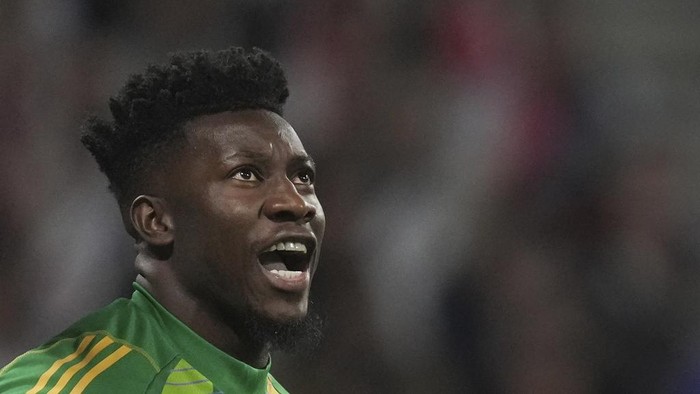 Manchester Uniteds goalkeeper Andre Onana reacts during the Europa League quarterfinal first leg soccer match between Lyon and Manchester United at Groupama stadium in Decines, outside Lyon, France, Thursday, April 10, 2025. (AP Photo/Thibault Camus)