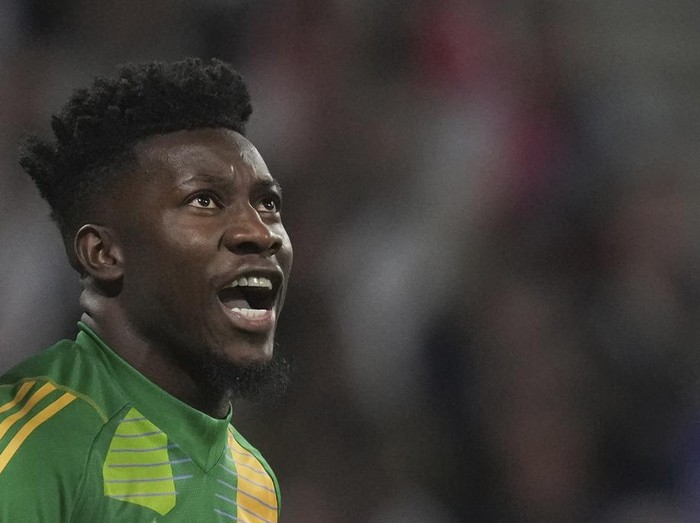 Manchester United's goalkeeper Andre Onana reacts during the Europa League quarterfinal first leg soccer match between Lyon and Manchester United at Groupama stadium in Decines, outside Lyon, France, Thursday, April 10, 2025. (AP Photo/Thibault Camus)