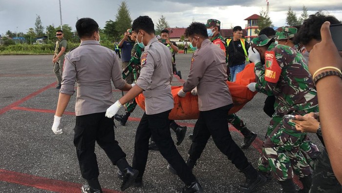Aparat TNI dan Polri mengevakuasi jenazah korban pembantaian KKB di Yahukimo.
