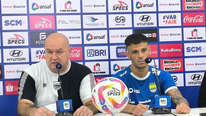 Bojan Hodak dan Tyronne del Pino Ramos usai laga Borneo FC vs Persib.