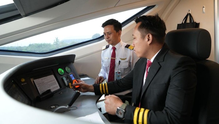 Bukan lagi dari China, masinis dan teknisi Whoosh dari Indonesia Bukan lagi dari China, masinis dan teknisi Whoosh dari Indonesia.