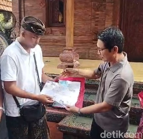 Bupati Badung menyerahkan reward pengurusan akta kematian bagi warga Kuta, Badung, Jumat (11/4/2025). (Agus Eka)