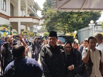 Video: Chairul Tanjung Melayat ke Rumah Duka Titiek Puspa