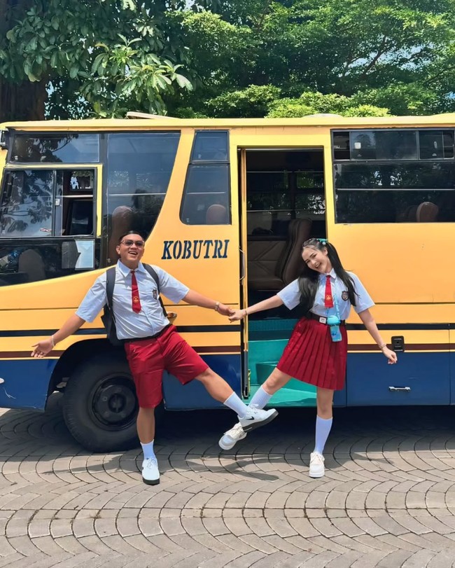 Penyanyi Denny Caknan jadi sorotan usai memamerkan gaya tak biasa dirinya dan sang istri, Bella Bonita. Keduanya tampil kompak cosplay menjadi anak SD saat akan bertamasya bersama. Foto: Instagram/@denny_caknan