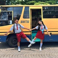 Penyanyi Denny Caknan jadi sorotan usai memamerkan gaya tak biasa dirinya dan sang istri, Bella Bonita. Keduanya tampil kompak cosplay menjadi anak SD saat akan bertamasya bersama. Foto: Instagram/@denny_caknan