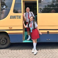 Dari foto-foto yang dibagikan ke Instagram terlihat Denny dan Bella yang berpose di depan sebuah bus dengan mengenakan pakaian seragam putih-merah. Tamasya, tulis keterangan dalam unggahannya. Foto: Instagram/@denny_caknan