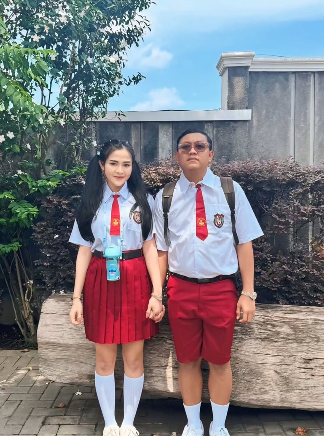 Sementara Bella Bonita tampak menguncir dua rambut panjangnya. Ia juga membawa botol minum berwarna biru yang dikalungkan ke lehernya. Foto: Instagram/@denny_caknan