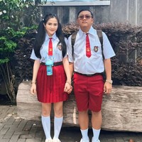 Sementara Bella Bonita tampak menguncir dua rambut panjangnya. Ia juga membawa botol minum berwarna biru yang dikalungkan ke lehernya. Foto: Instagram/@denny_caknan