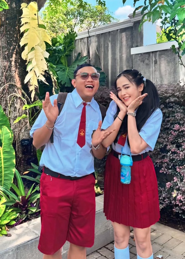 Mendalami peran, keduanya juga tampak berpose memamerkan gaya imutnya seperti layaknya anak yang duduk di bangku Sekolah Dasar. Foto: Instagram/@denny_caknan