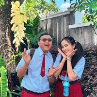 Mendalami peran, keduanya juga tampak berpose memamerkan gaya imutnya seperti layaknya anak yang duduk di bangku Sekolah Dasar. Foto: Instagram/@denny_caknan