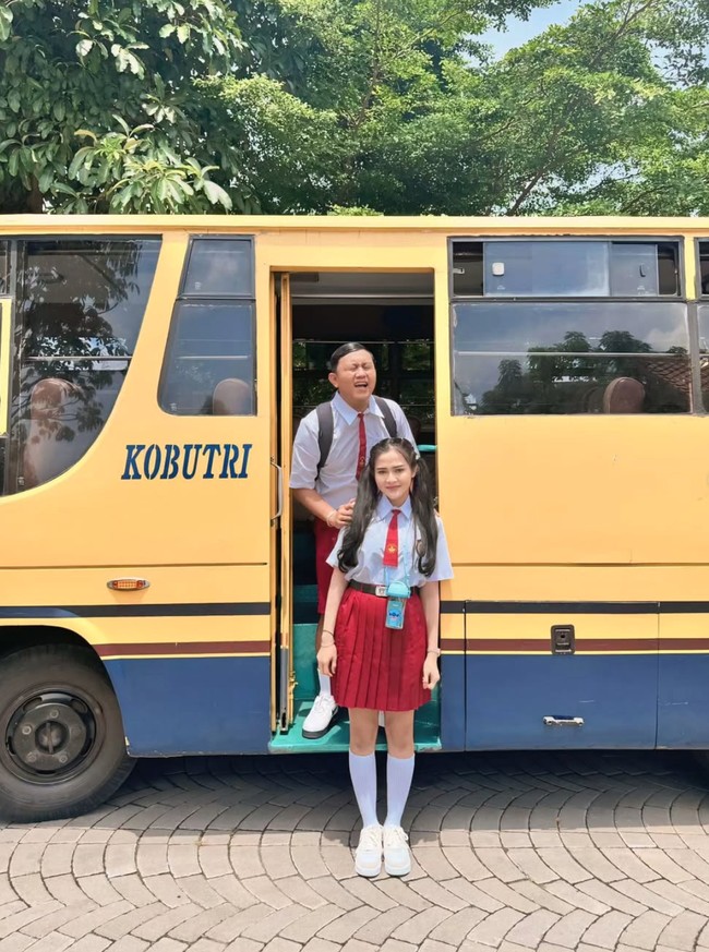 Diketahui seragam tersebut dikenakan Denny dan Bella saat pergi ke sebuah kebun binatang di Yogyakarta. Foto: Instagram/@denny_caknan