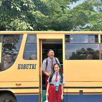 Diketahui seragam tersebut dikenakan Denny dan Bella saat pergi ke sebuah kebun binatang di Yogyakarta. Foto: Instagram/@denny_caknan