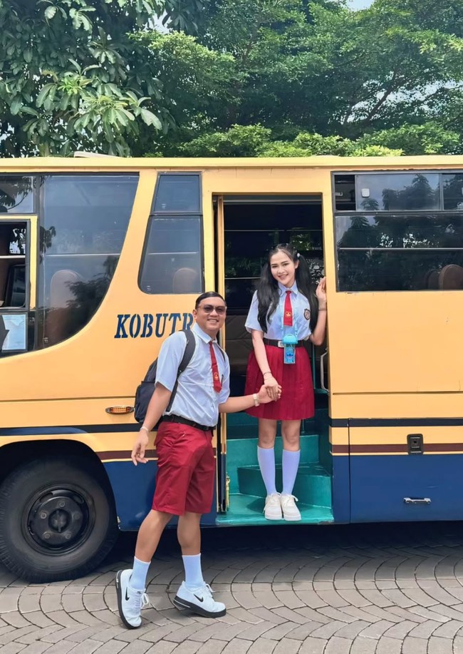 Sambil bergandengan tangan, pasangan yang menikah pada Juli 2023 itu terlihat romantis kala berpose bersama. Foto: Instagram/@denny_caknan