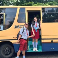 Sambil bergandengan tangan, pasangan yang menikah pada Juli 2023 itu terlihat romantis kala berpose bersama. Foto: Instagram/@denny_caknan